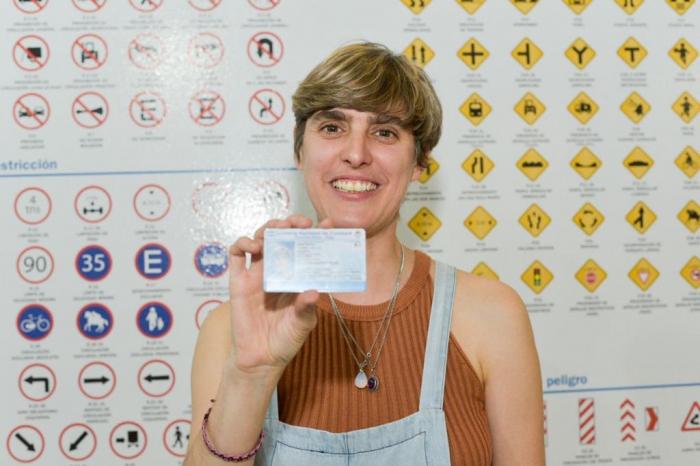 Emitieron el primer carnet de conducir no binario: “Tengo suerte de estar acá”