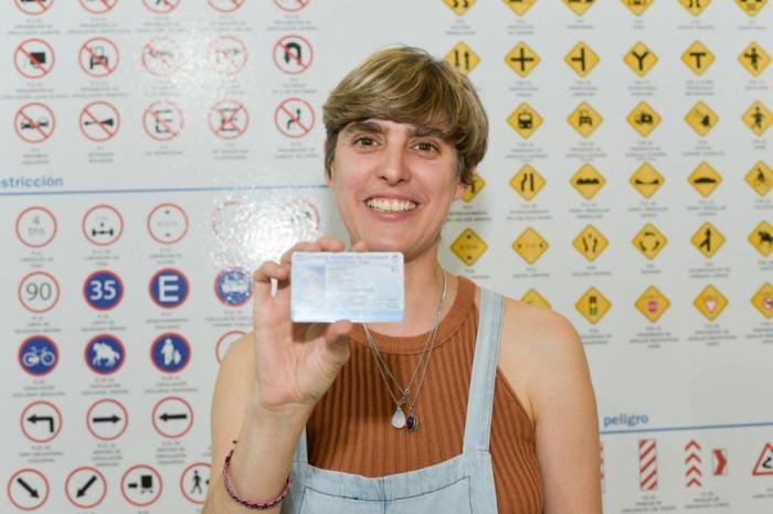 Emitieron el primer carnet de conducir no binario: “Tengo suerte de estar acá”