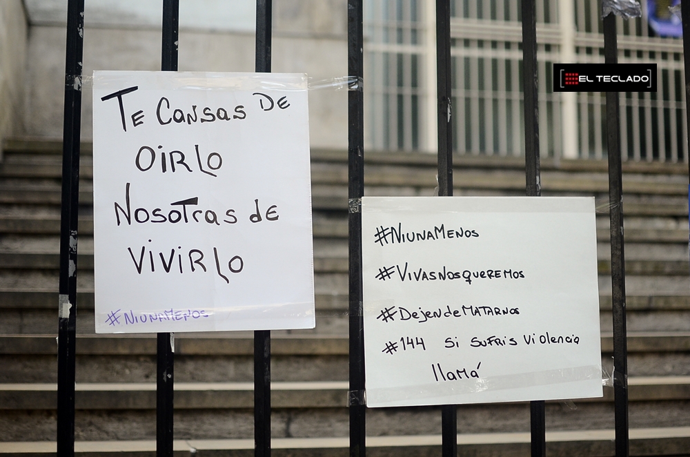 Carteles fuera de tribunales [Foto: El Teclado]
