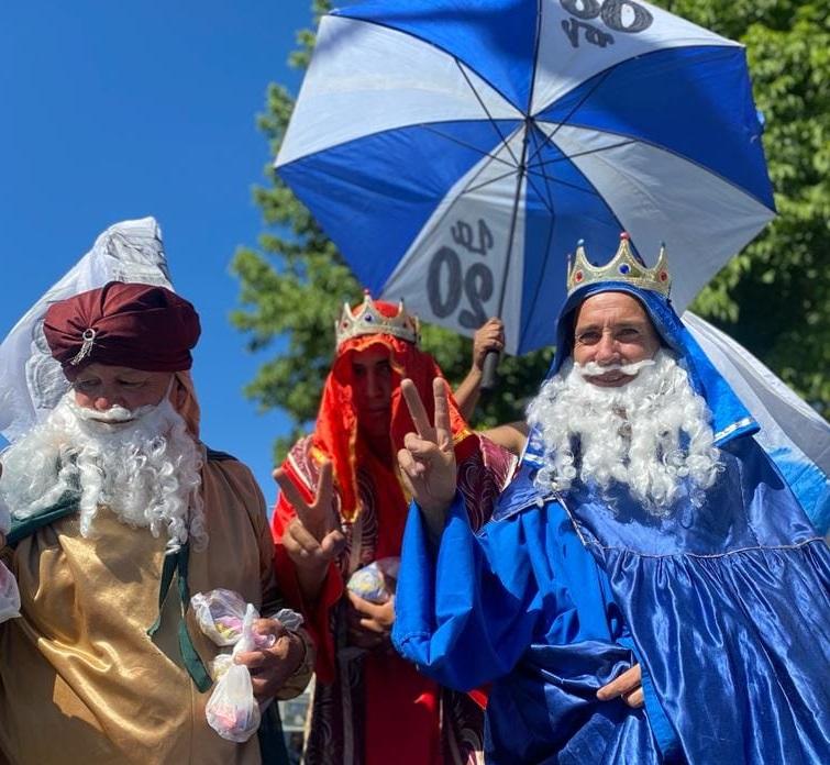 ¿Quién dijo que son apolíticos? Los Reyes peronistas, a puro regalo y sonrisa