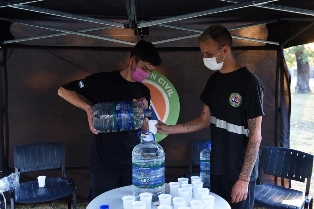 Infierno platense: el municipio lleva distribuidos más de 250 mil litros de agua