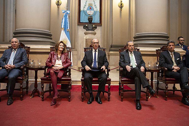 Organizaciones K marchan contra la Corte, mientras la oposición habla de "golpe"