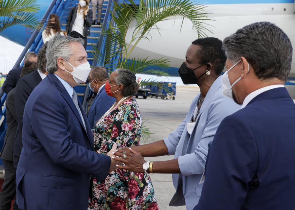 Alberto Fernández llegó a Barbados, la última escala de su gira internacional