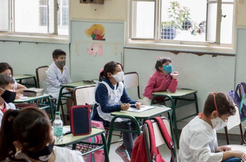 Barbijos, vacunas, aulas ventiladas y más: cómo será el regreso a las aulas