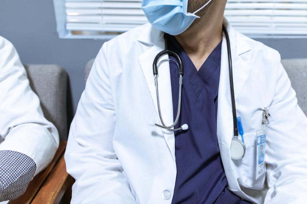 Proponen arrestos de hasta 30 días para quienes agredan al personal de salud