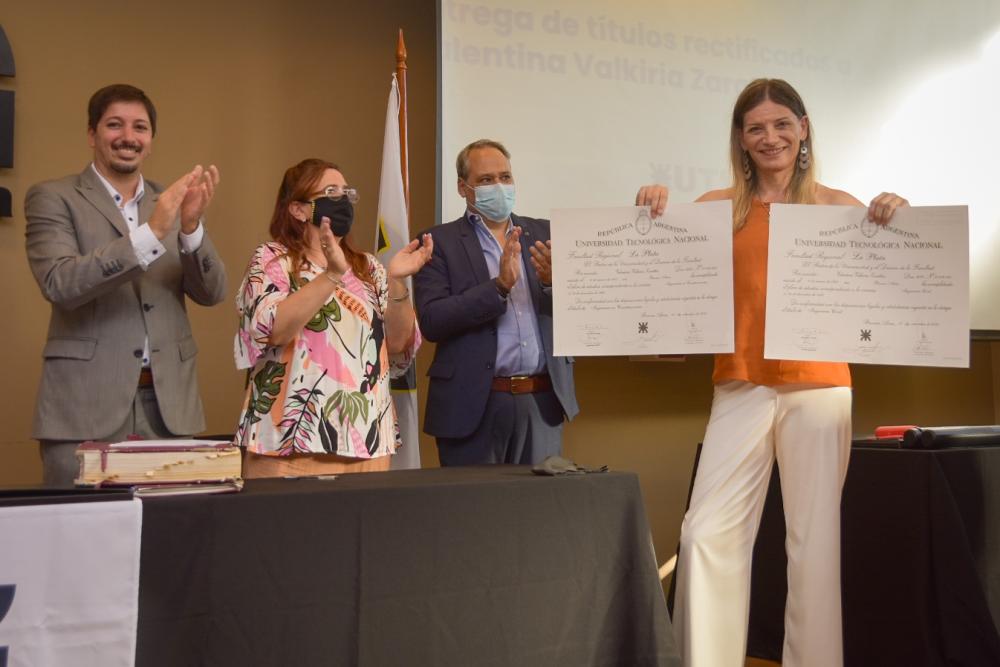 Derechos: se entregó el título rectificado a la ingeniera trans Valentina Zarattin