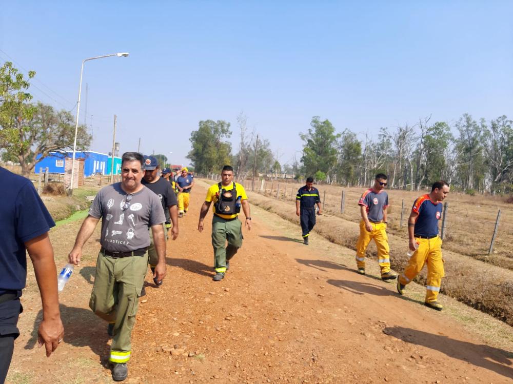 Los bomberos de los municipios le ponen el cuerpo a la pelea contra el fuego
