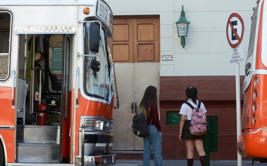 Kicillof, teléfono: la UCR pone la mira en el transporte escolar del interior