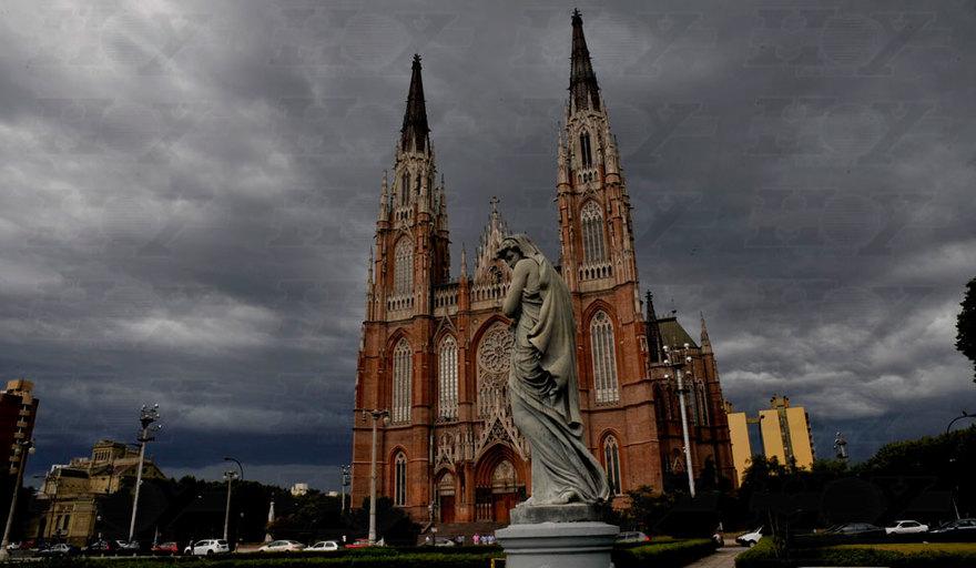 Elevan a "amarillo" el nivel de atención al riesgo por vientos y tormentas en La Plata