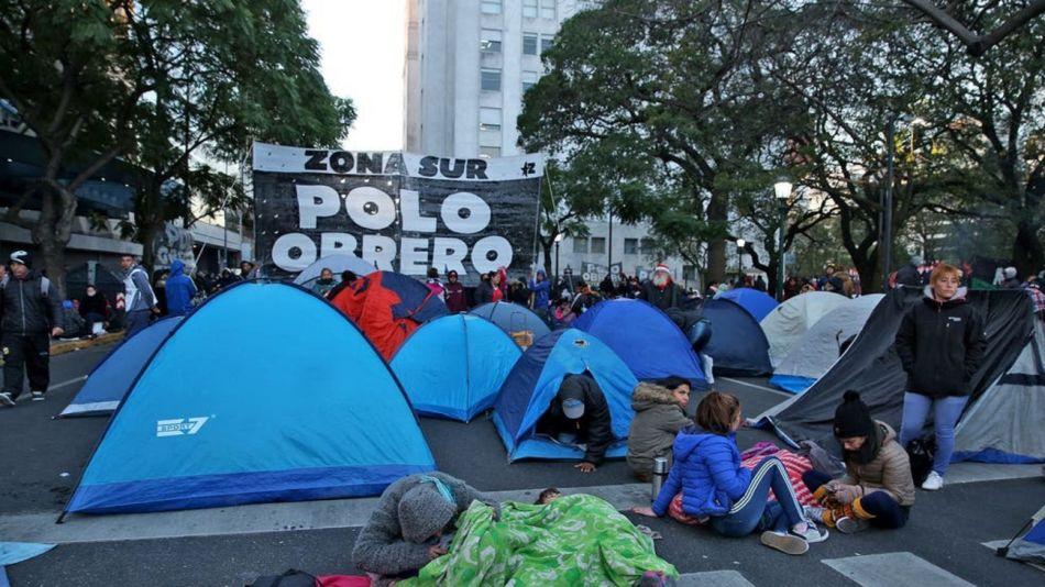 La otra grieta: la derecha quiere eliminar a los piqueteros, la izquierda los banca