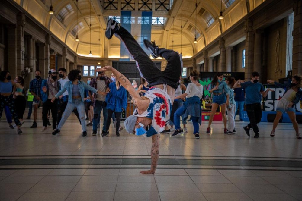 Día Mundial del Agua: AySA sorprendió a los usuarios de trenes con un flashmob