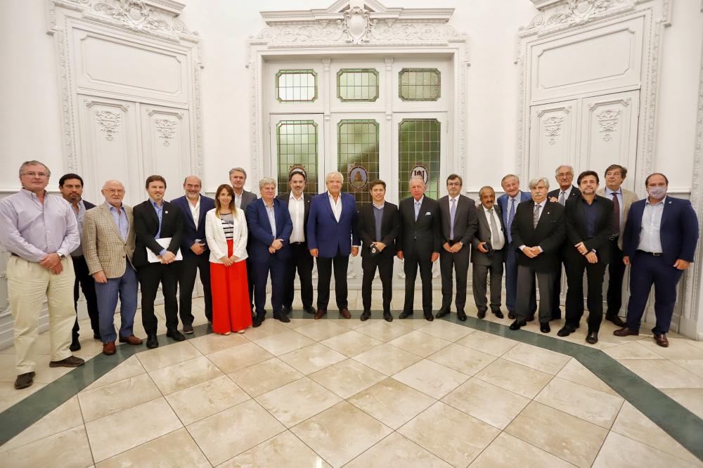 Kicillof, mano a mano con la UIA: promesas para el corto plazo y palos para el pasado