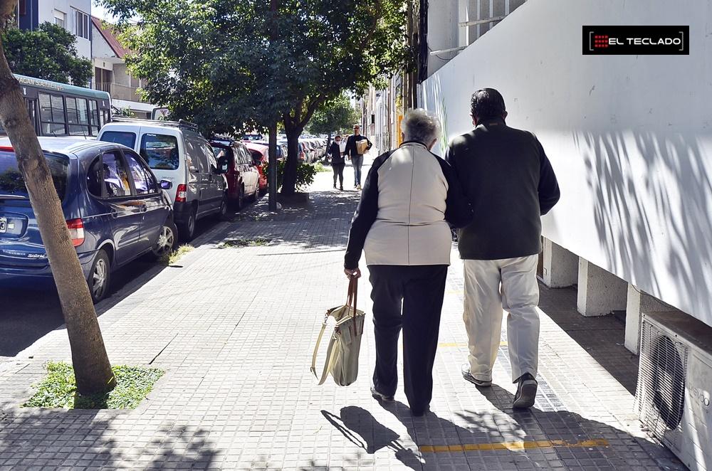 El gobierno anunció un bono de 6 mil pesos a jubilados y jubiladas