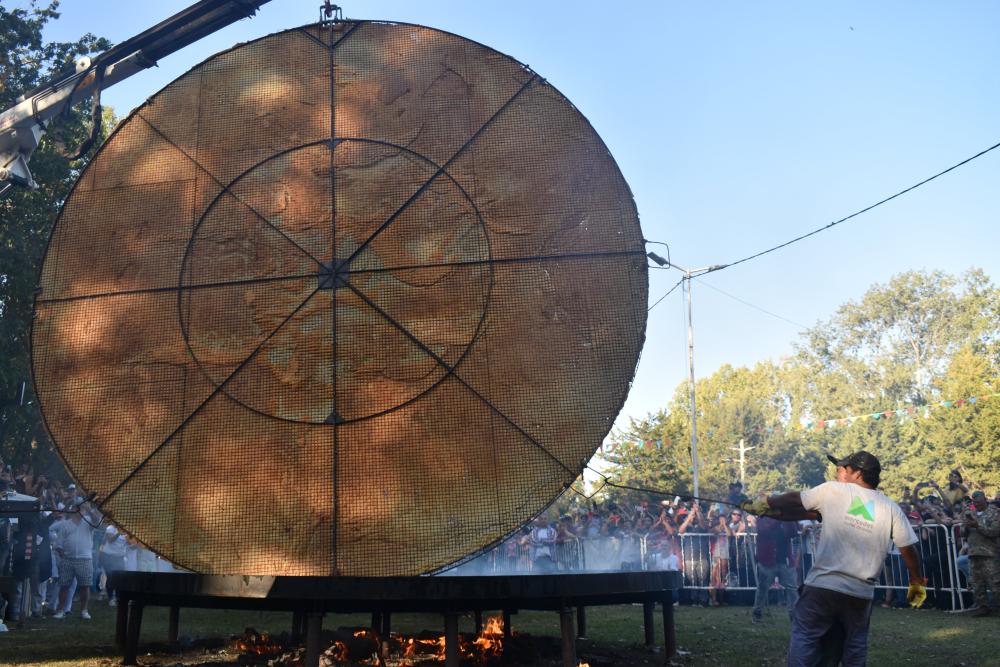 Mercedes y una gran fiesta en torno a la Torta Frita más grande del mundo