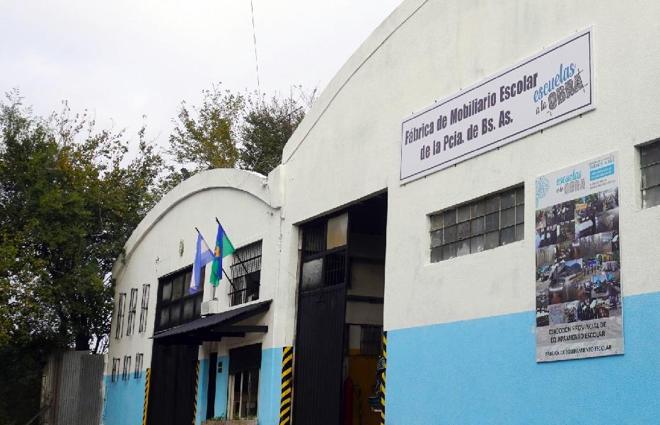 Única en Sudamérica: reabrieron la fábrica estatal de mobiliario escolar