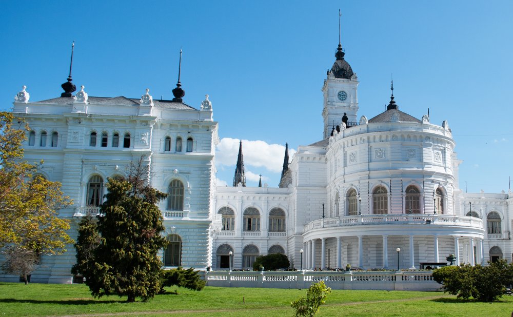 La Plata: impulsan visitas guiadas gratuitas por el Palacio Municipal y la Casa Curutchet