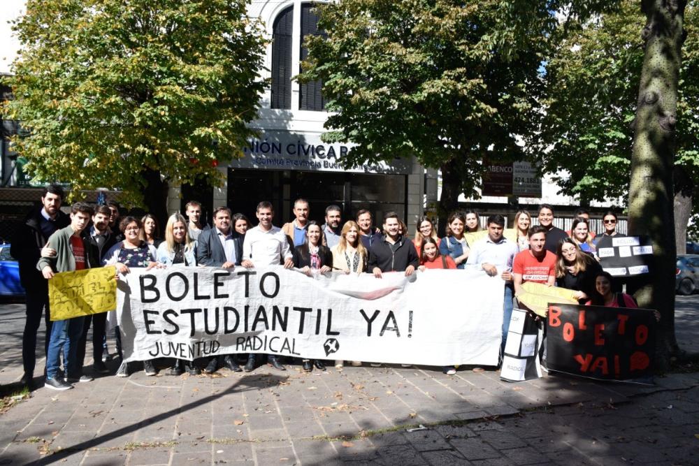 La Juventud Radical bonaerense se movilizó para pedir por el boleto estudiantil