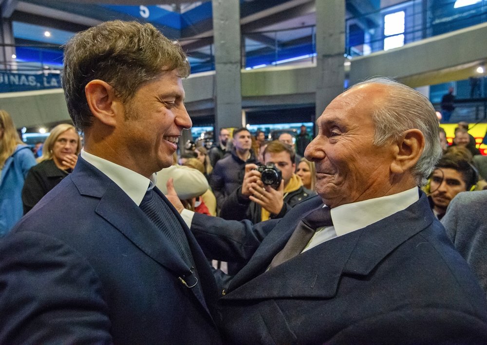 En Balcarce, Kicillof entregó la escritura del autódromo Juan Manuel Fangio