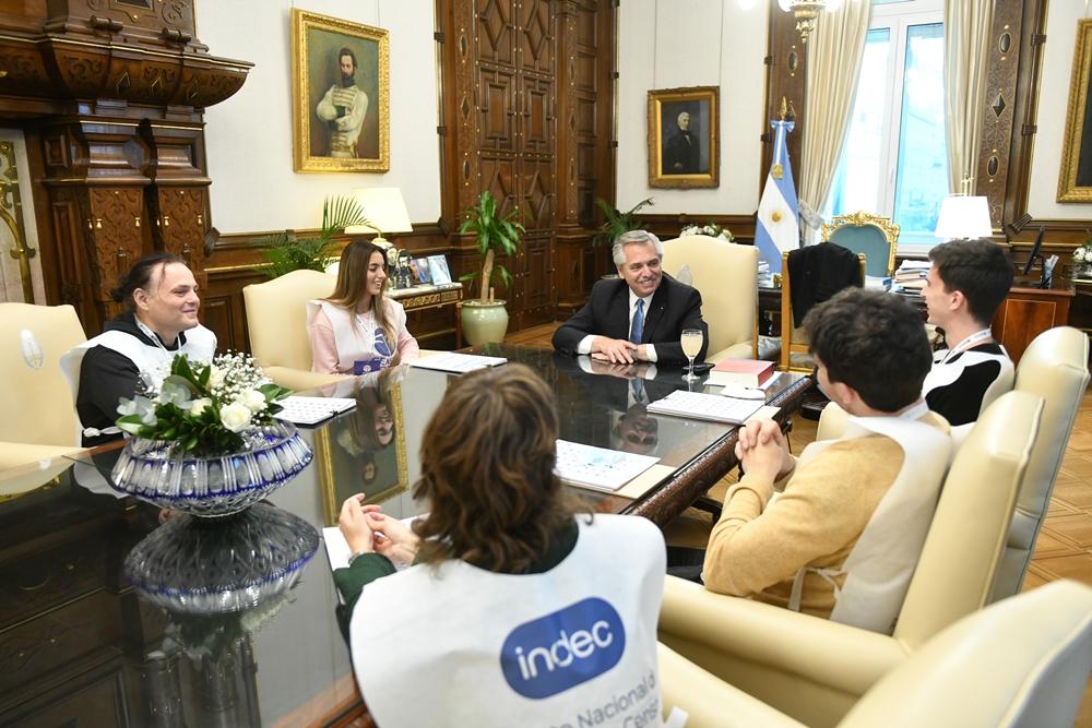 Alberto Fernández recibió a un grupo de censistas en Casa Rosada