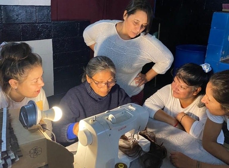 Mujeres privadas de la libertad confeccionan pelucas oncológicas