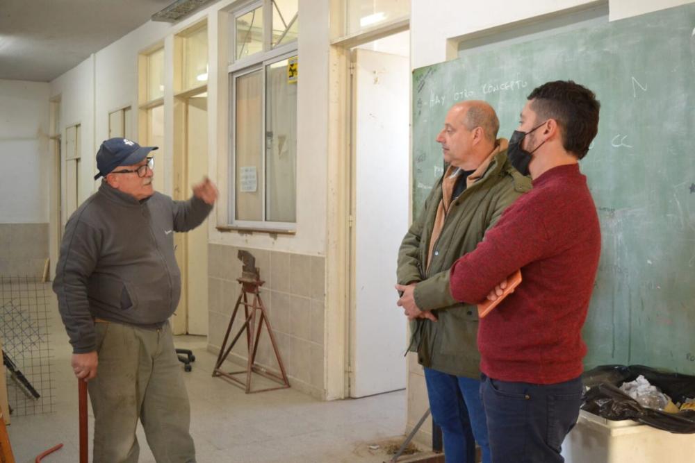 Gas y calefactores: supervisan los trabajos que se realizan en varias escuelas