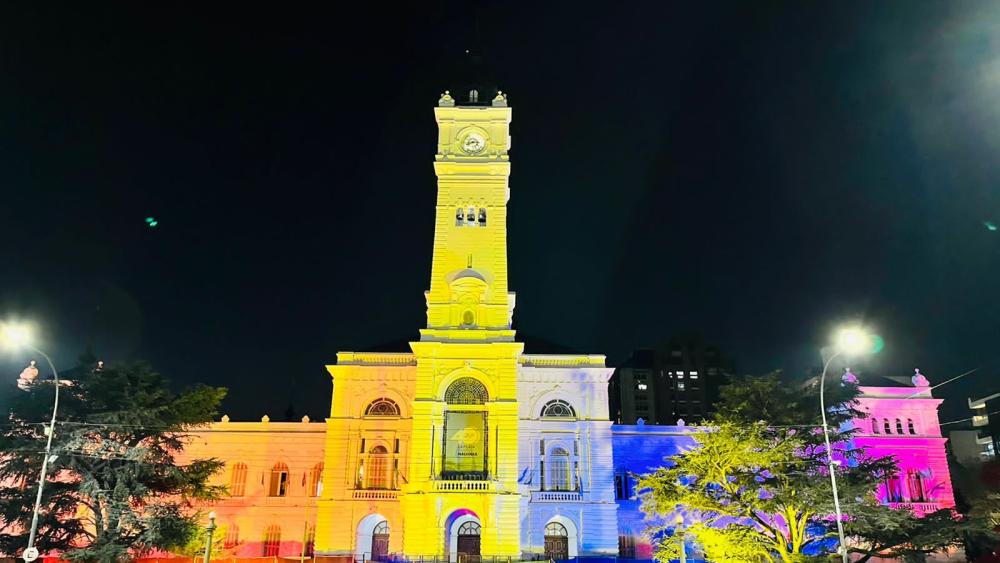 La Plata: el Palacio Municipal se iluminó con los colores de la diversidad