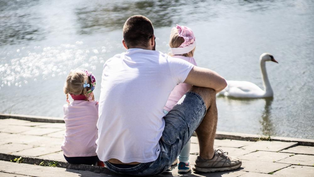 Solo el 36,4% de los hombres cumplen con sus obligaciones de cuidado parental