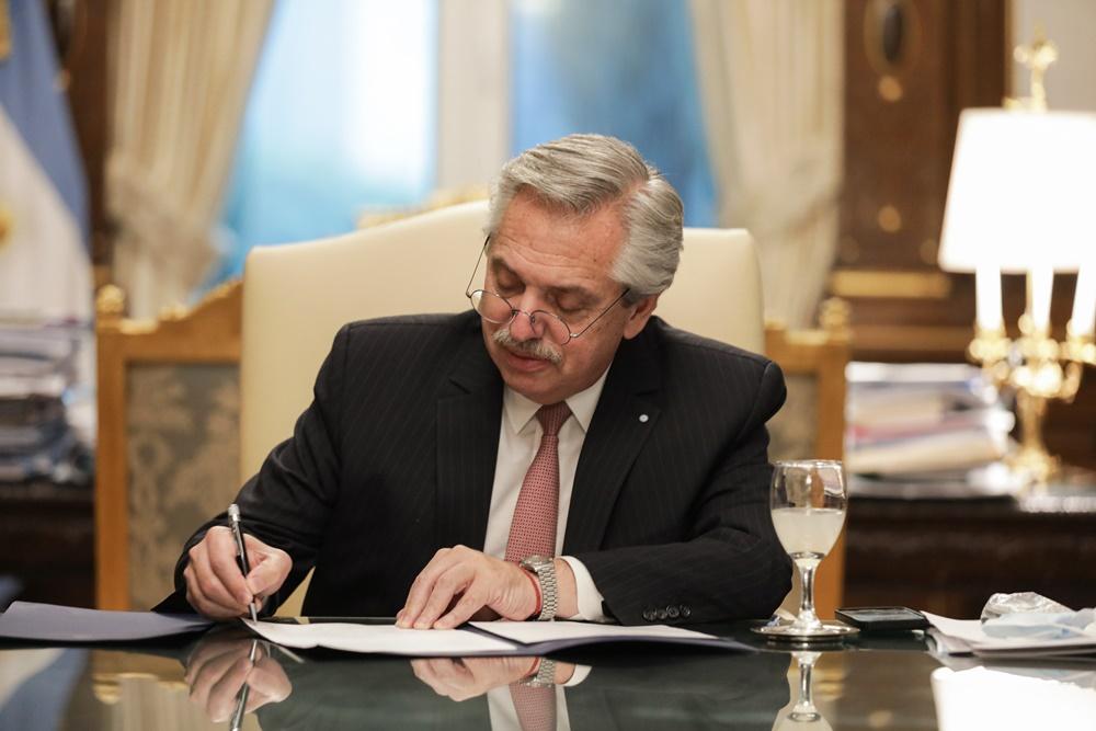 El presidente promulgó la ley de Alivio Fiscal para monotributistas: qué significa