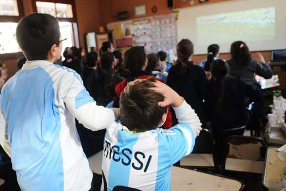 Si el ministro lo dice... Los partidos del mundial se podrían ver en la escuela