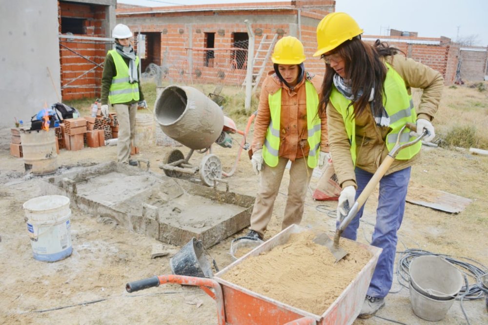 Albañilas de oro: quiénes son las mujeres que construyen viviendas en Alberti