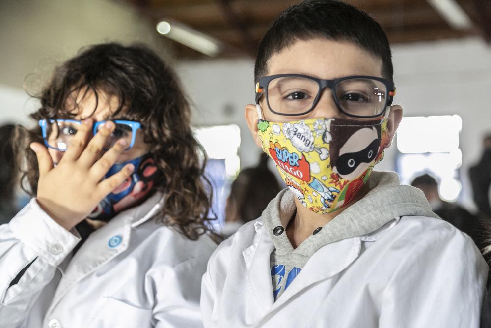 Municipio del conurbano entregó lentes a los alumnos de un colegio primario