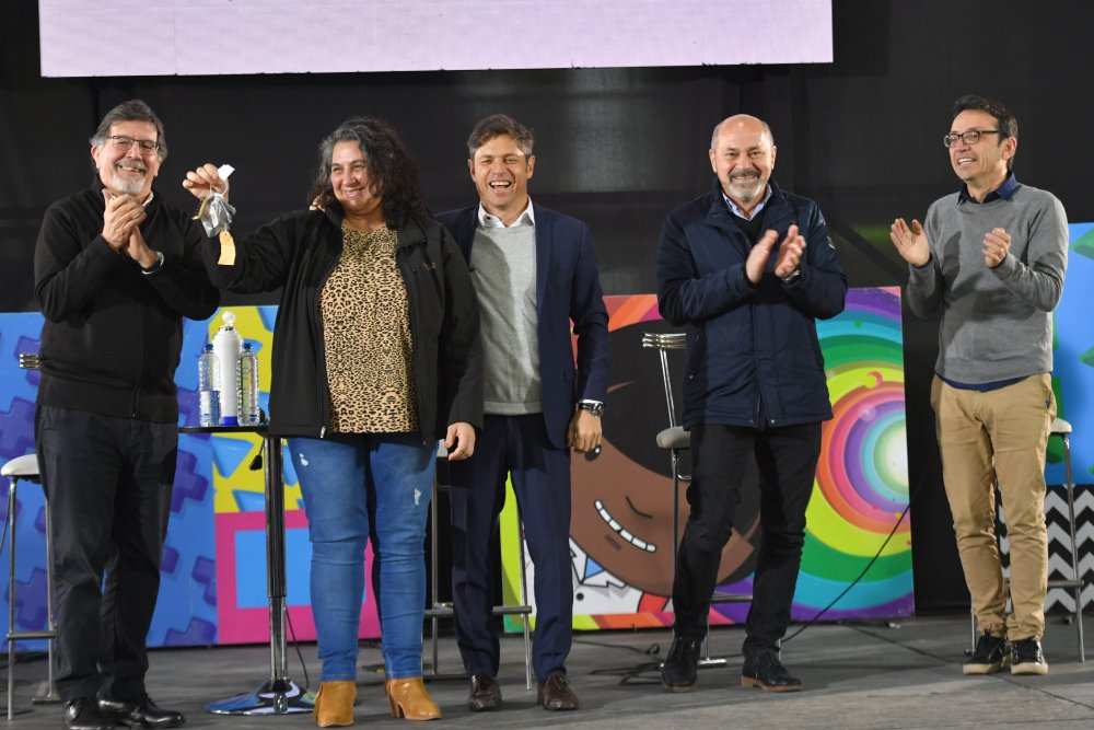 En tierra ultra K, Kicillof entregó combis para escuelas especiales y cruzó fuerte a Vidal