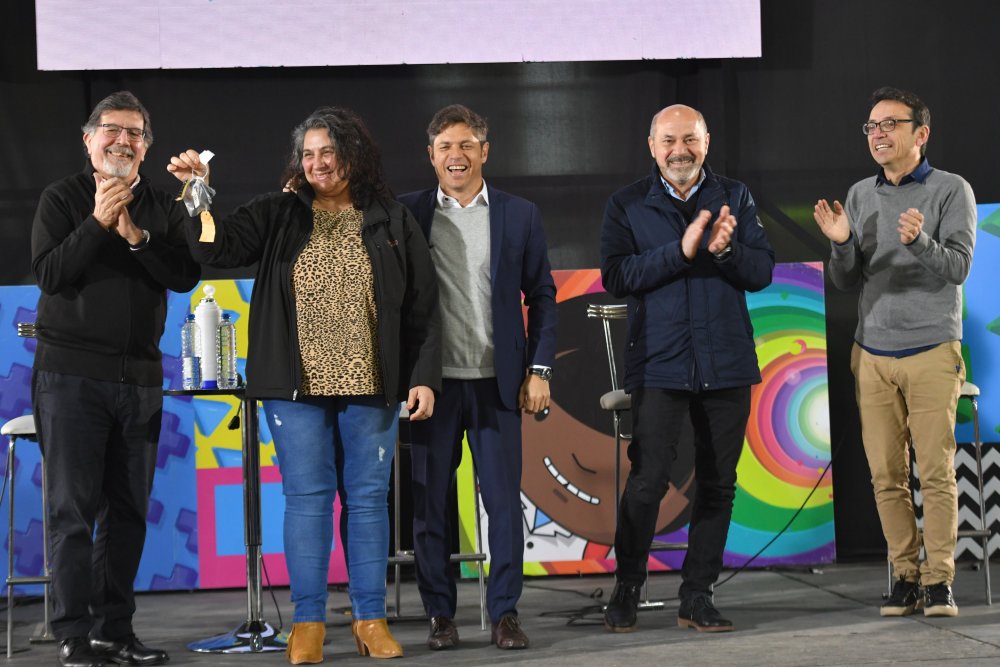 En tierra ultra K, Kicillof entregó combis para escuelas especiales y cruzó fuerte a Vidal