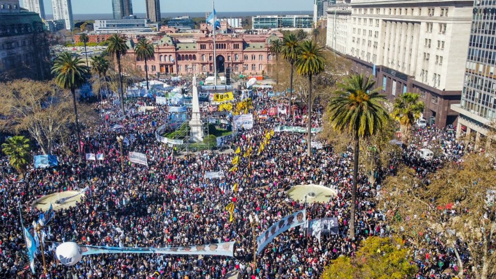 Multitudinaria movilización a Plaza de Mayo en repudio al atentado contra CFK