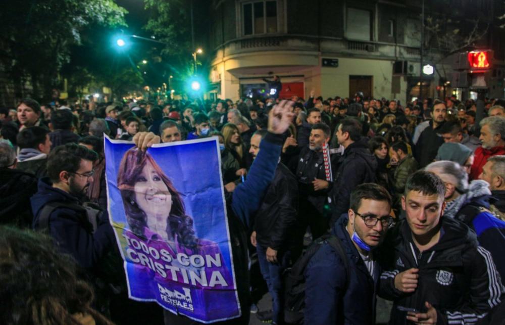 Políticos, militancia y gremios movilizan a Plaza de Mayo en apoyo a CFK