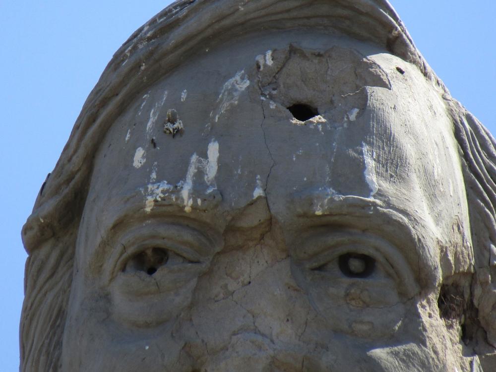 Balazos anti k: repudiable acto vandálico contra monumento a Néstor Kirchner