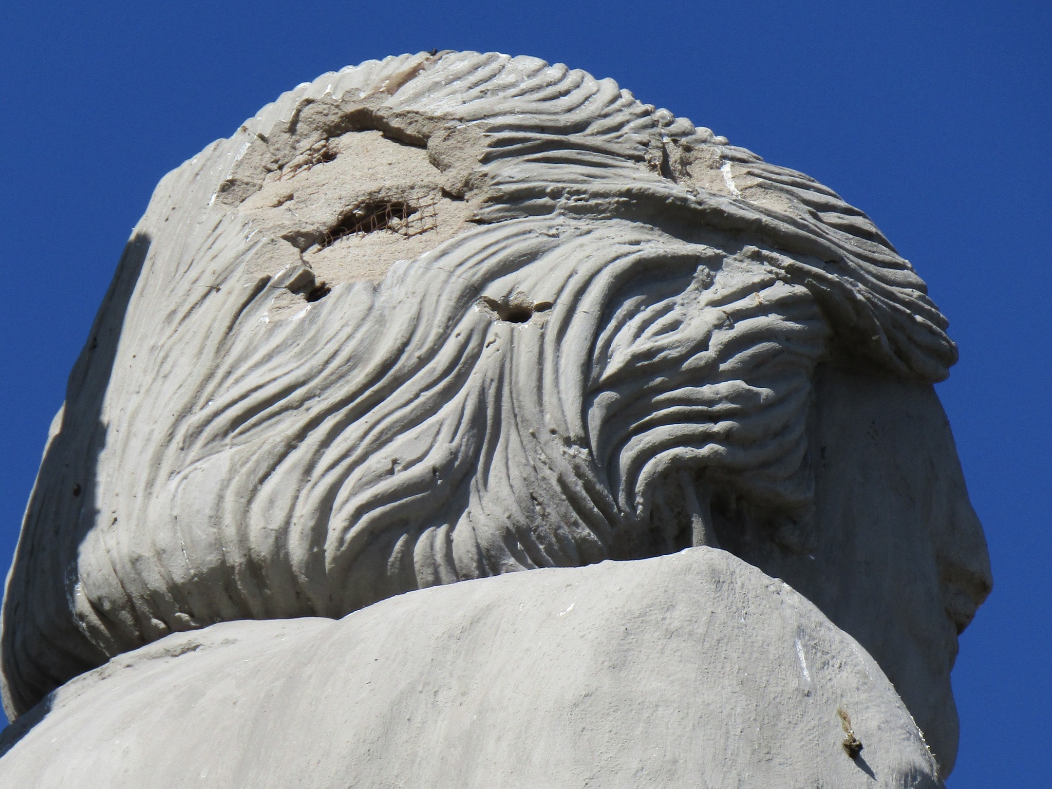 Balearon un monumento a Néstor Kirchner.