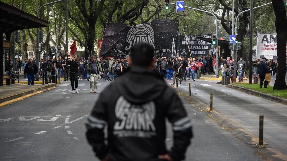 Diputado libertario pidió reprimir la huelga de neumáticos y lo cruzaron fuerte