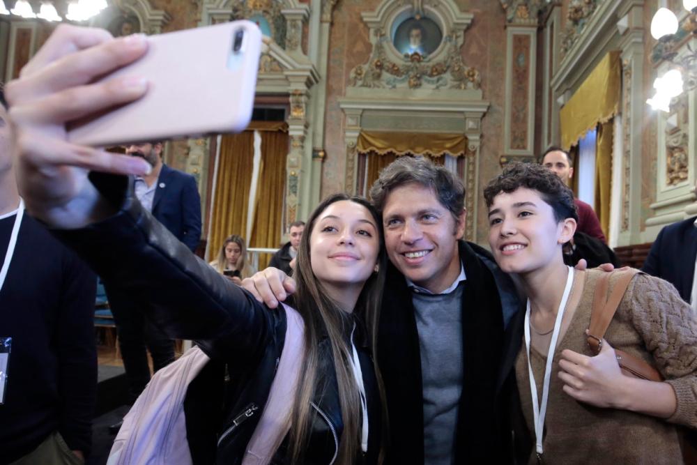 Kicillof posa con estudiantes, y en silencio, se la picantea a Larreta