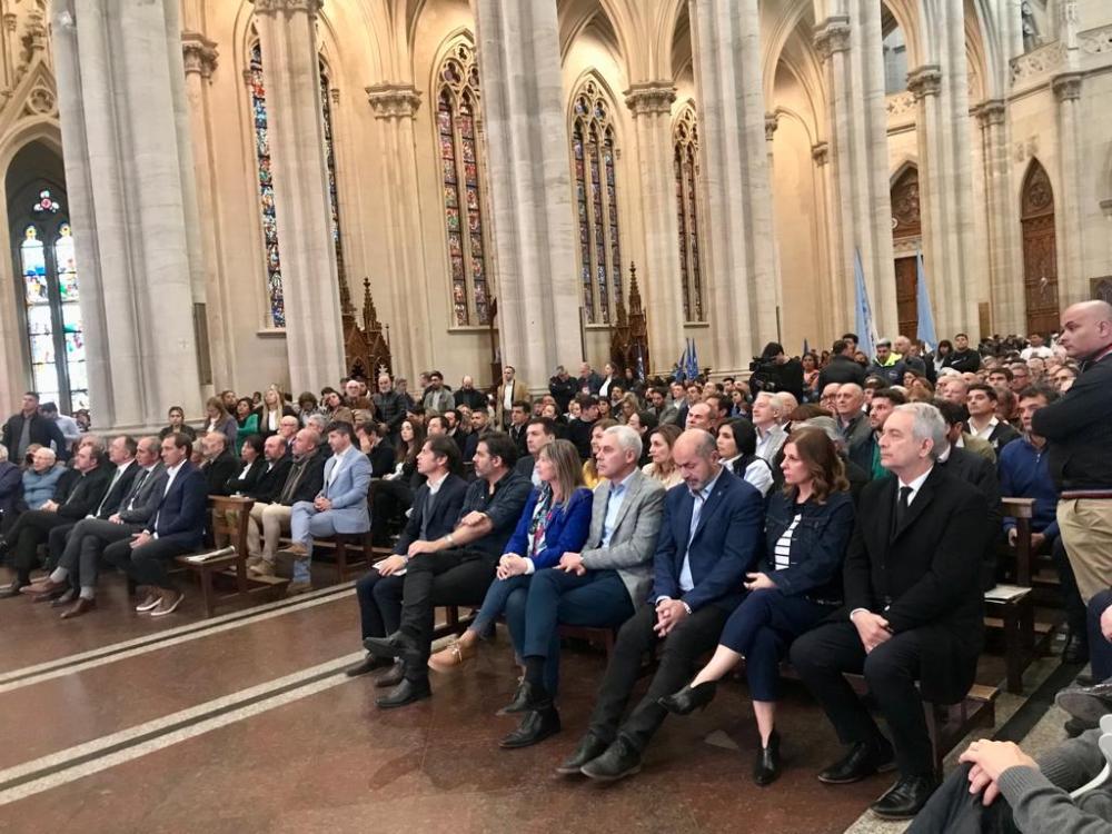 Con mensaje y foto antigrieta, se homenajeó al Papa Francisco en la catedral platense