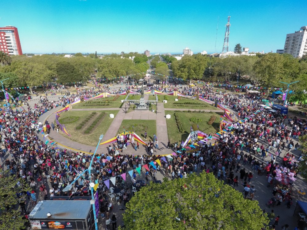Necochea celebró sus 141 años con 13 tortas, FMK y un pedido de autonomía