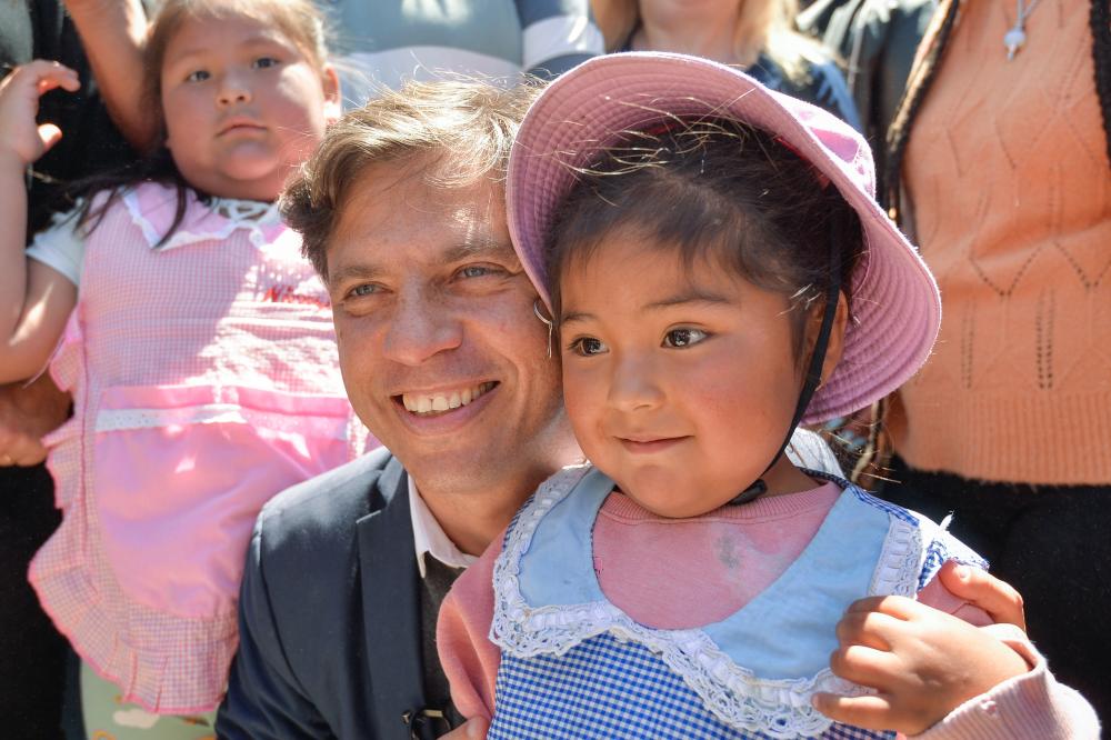 Con la mira en 2023: Kicillof avanza sobre el interior, rodeado de chicos y chicas