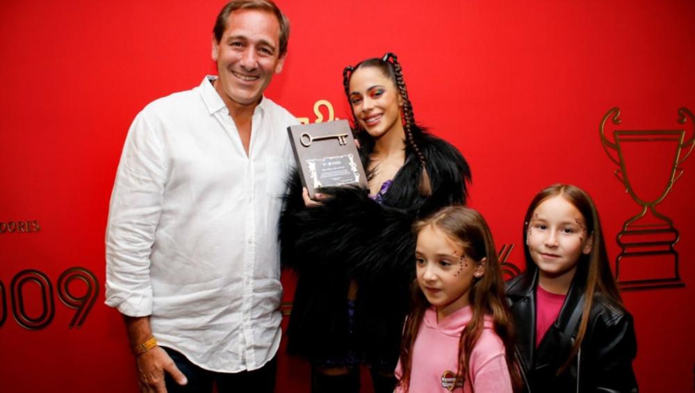 El intendente de La Plata entregó la llave de la ciudad a Tini Stoessel