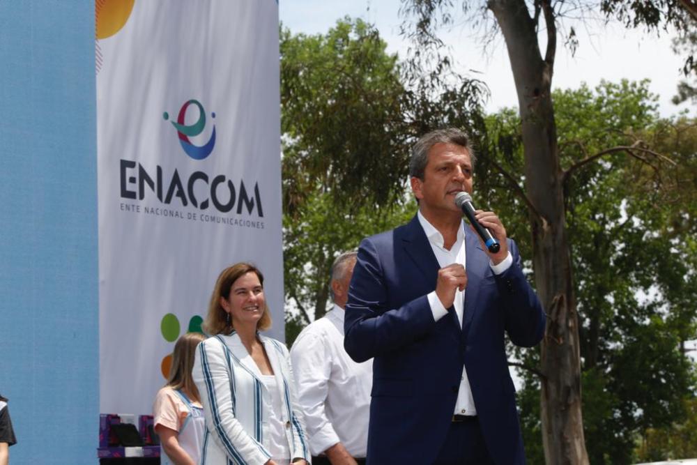 Massa: “No va a quedar ni un solo chico sin su tablet en las escuelas de Tigre”