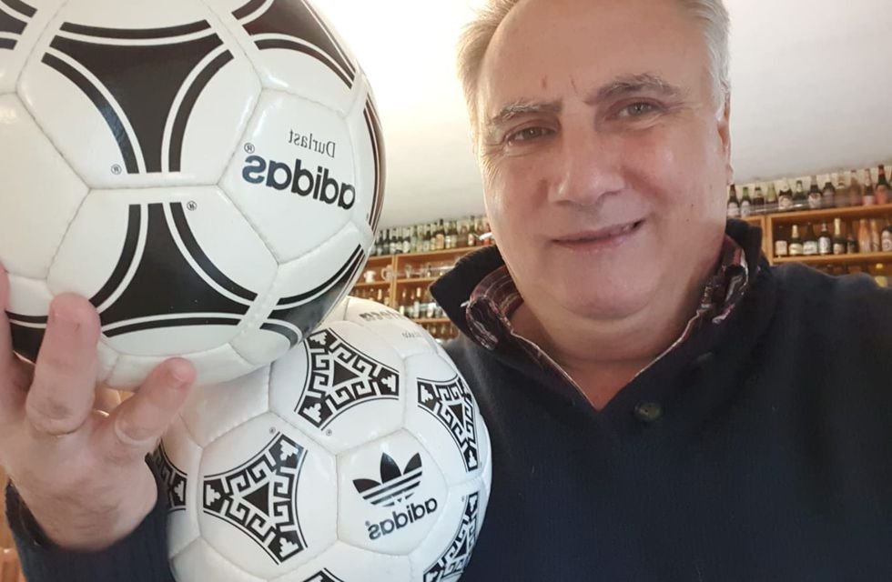 Rumbo a Qatar: conocé al platense que colecciona pelotas del Mundial