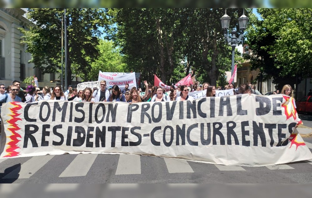 Residentes bonaerenses marcharon a la Gobernación por mejoras salariales