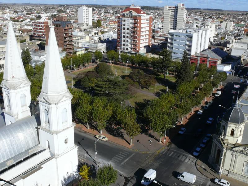 Olavarría sopla las 155 velitas y lo festeja a pleno, con Los Palmeras y La Delio