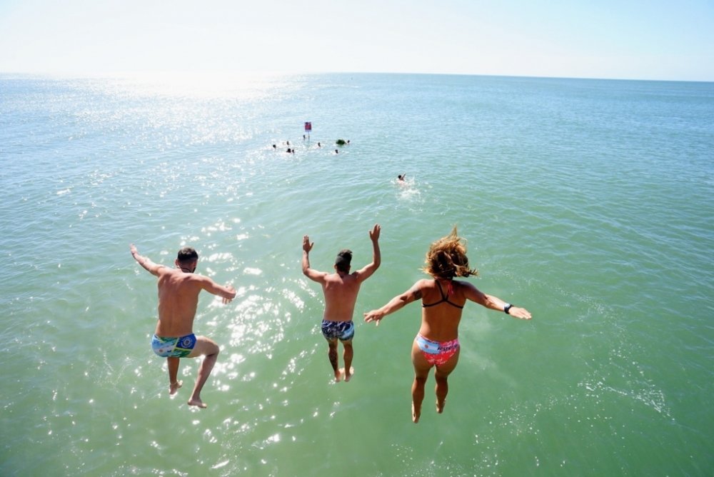 Villa Gesell sopló las 91 velitas con el tradicional bautismo en el muelle