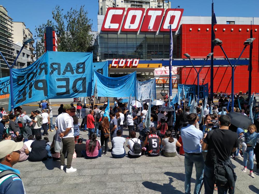 Fiestas: movida en los grandes supermercados del GBA para pedir alimentos