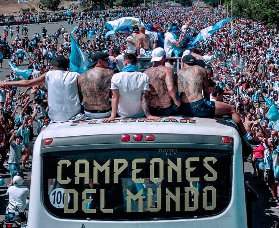 Tras el colapso en las calles, la Selección sobrevoló Buenos Aires y volvió a Ezeiza